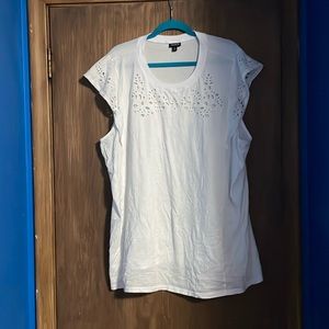 White t-shirt size 3x hole pattern in shirt